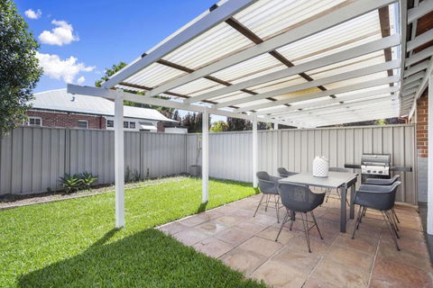 Elegant Art Deco Semi Detached 2-Bed Home By Parks - Accommodation Find 4