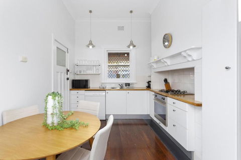 Elegant Art Deco Semi Detached 2-Bed Home By Parks - Accommodation Find 1