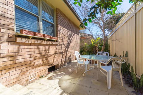 Family Stay With Idyllic Sun-drenched Courtyard - Holiday Melbourne 2