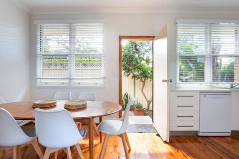 Family Stay With Idyllic Sun-drenched Courtyard - Holiday Melbourne 3