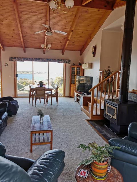Flinders Island Masters Quarters - Lady Barron - Victoria Tourism 3