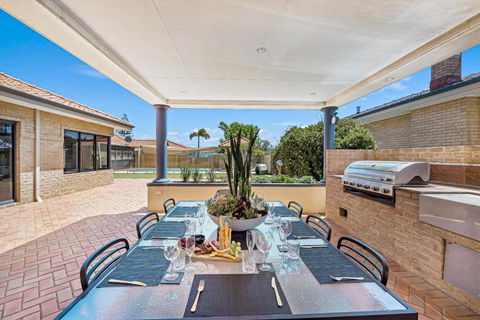 Fun In The Sun Pool Bliss & Ocean Views - Whitsundays Tourism 1