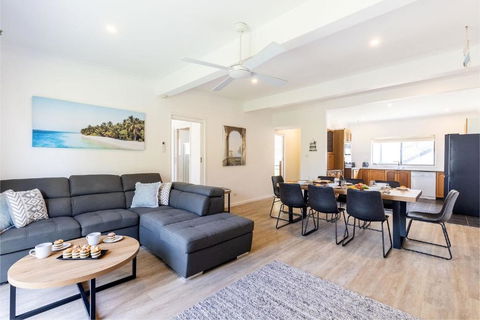 Galoola Hidden Gem, 2 97 Galoola Drive, Pet Friendly, Rooftop Outdoor Area With Spectacular Views, Wi-Fi And Air Conditioning - Holiday Sydney 1