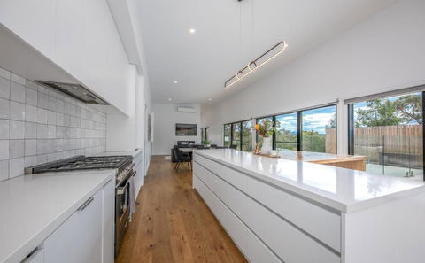 Glamour In Gisborne - With Spa! - Accommodation Australia 2