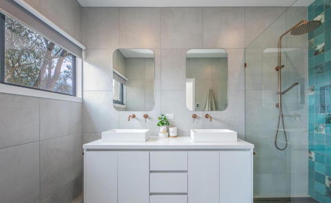 Glamour In Gisborne - With Spa! - Accommodation Australia 4