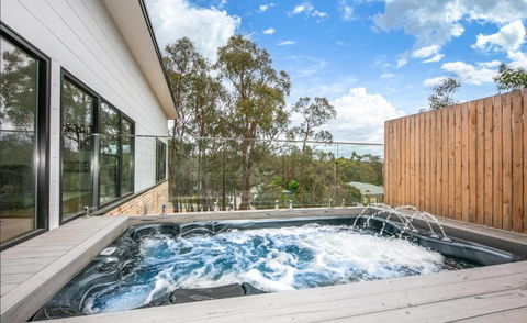 Glamour In Gisborne - With Spa! - Accommodation Australia 0
