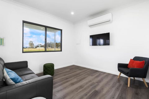Glenowrie Cottage - 1 King 2 Singles Near Cadia - Holiday Melbourne 1