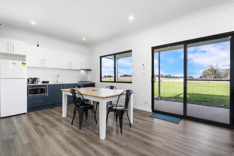 Glenowrie Cottage - 1 King 2 Singles Near Cadia - Holiday Melbourne 4