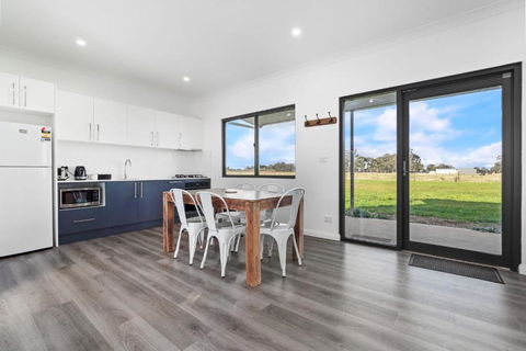 Glenowrie Cottage - 2 Queen Beds - Near Cadia - Holiday Melbourne 0