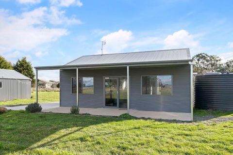 Glenowrie Cottage - 2 Queen Beds - Near Cadia - Holiday Melbourne 1