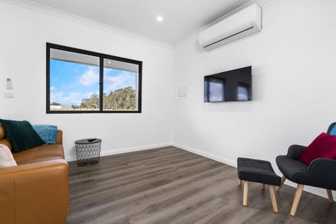 Glenowrie Cottage - 2 Queen Beds - Near Cadia - Holiday Melbourne 4