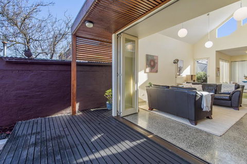 Gorgeous 2-Bed Victorian Home In Artsy Suburb - Carnarvon Accommodation 4