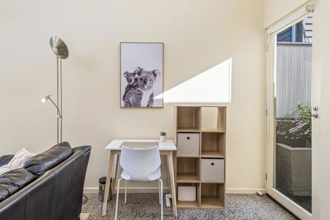 Gorgeous 2-Bed Victorian Home In Artsy Suburb - Carnarvon Accommodation 3
