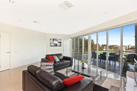 Gallery Resort Style Penthouse No 13 - Holiday Sydney 0