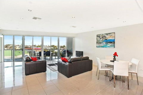 Gallery Resort Style Penthouse No 13 - Holiday Sydney 3