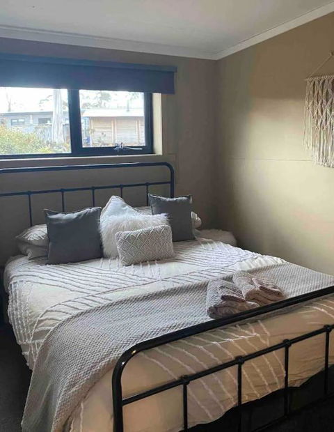 Great Lakes Wilderness Three Bedroom Home - Accommodation Australia 2