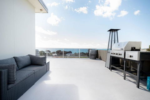 Idyllic Weymouth Retreat With Ocean Views - Accommodation Australia 0