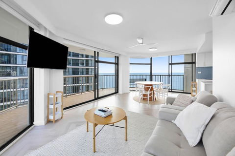 Impeccable Oceanfront 2-Bed With BBQ, Views & Pool - Accommodation Australia 1