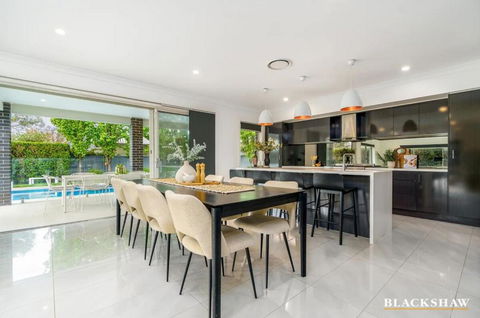 Inner City Oasis In OConnor - With Heated Pool - YWait Travel 3