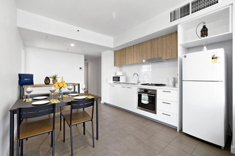 Isaac - The Cityscape View Apartment - Accommodation Australia 3