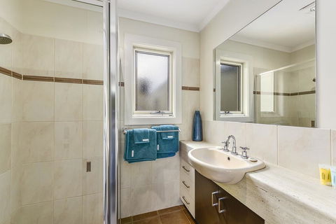 Apartment On Lake Terrace - Holiday Melbourne 3