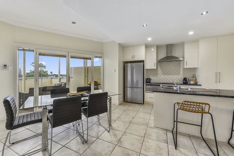 Apartment On Lake Terrace - Holiday Melbourne 1
