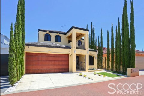 LUXURY VILLA W POOL & SPAS - Holiday Sydney 3