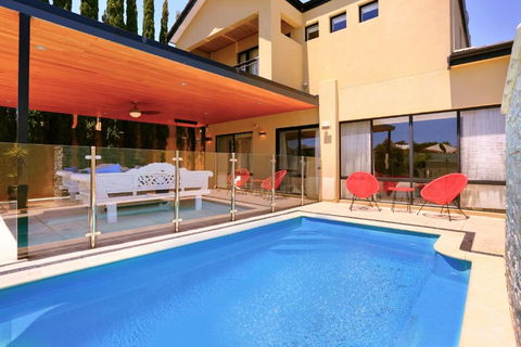 LUXURY VILLA W POOL & SPAS - Holiday Sydney 0