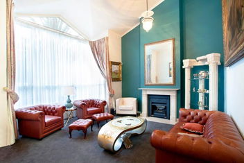 Lynnwood Villa, Netflix, Indoor Pool, The Best Melbourne Retreat with Accommodation Broken Hill