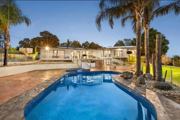 Magnificent House With Huge Pool with Accommodation Broken Hill