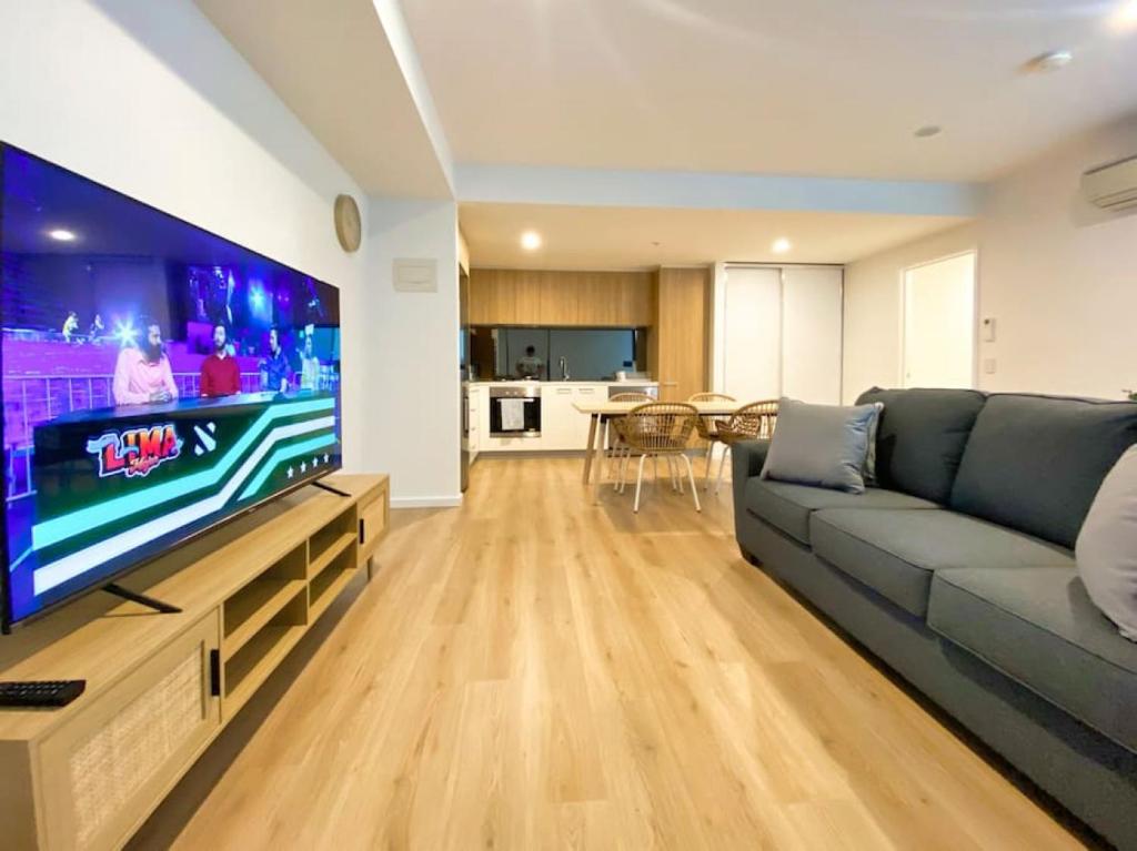 Modern 2BR Apt In Adelaide CBD With Pool-Gym-BBQ - thumb 1