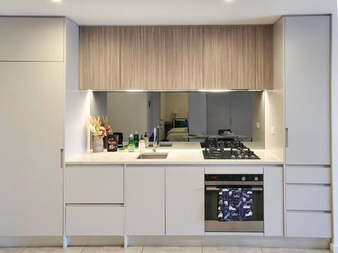 Modern Elegance: 2 Bedroom Oasis W/ Free Parking - Accommodation Airlie Beach 1