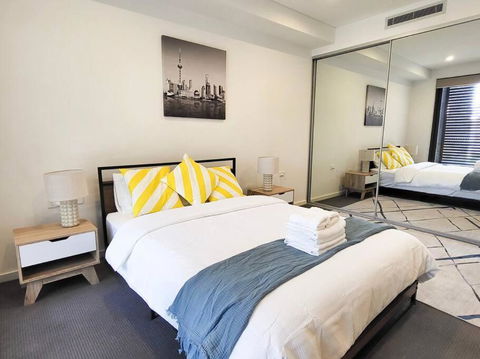 Modern Elegance: 2 Bedroom Oasis W/ Free Parking - Accommodation Airlie Beach 0