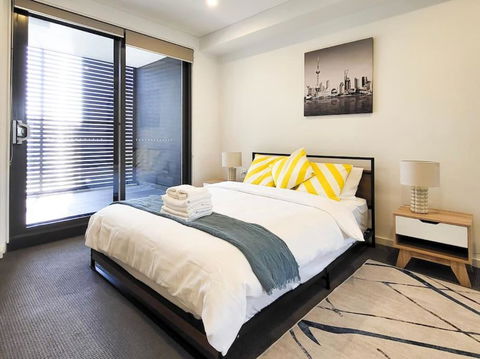 Modern Elegance: 2 Bedroom Oasis W/ Free Parking - Accommodation Airlie Beach 2