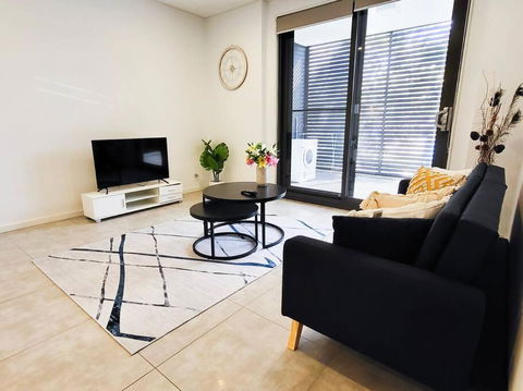 Modern Elegance: 2 Bedroom Oasis W/ Free Parking - Accommodation Airlie Beach 3