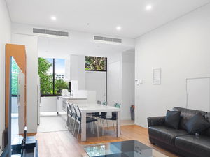 Modern Split Level 2Bed with Pool