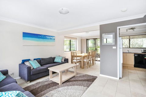 Mollymook Getaway - Carnarvon Accommodation 0