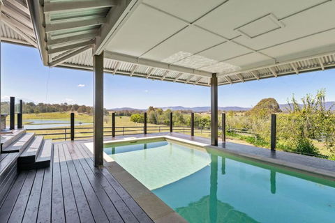 Mountain Majesty With Poolside Relaxing Getaway - Tourism Bookings WA 3