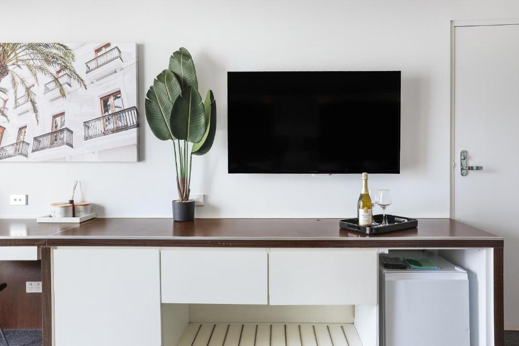 NEW Stunning Central Surfers Studio Apartment. - thumb 3