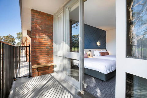 Nightcap At Sandown Park Hotel - Holiday Sydney 2