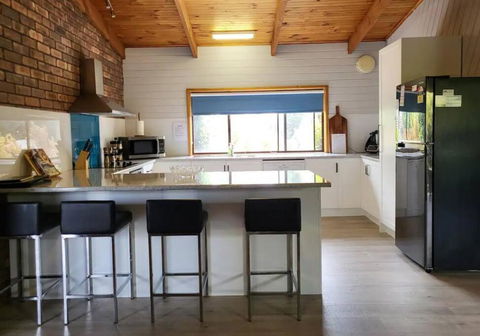 Ocean Breeze - Sleeps 12 - Pet Friendly - Accommodation Australia 2