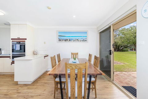 Ocean Breeze Villa - Accommodation Australia 3