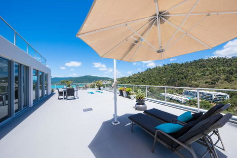 Ocean Dreams On Airlie 2 Bedroom - Accommodation Australia 1