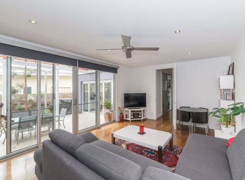 Ocean Grove Beach River & Cafe Lifestyle - Accommodation Australia 3