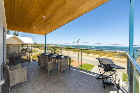 Ocean Sunset - Luxury Apartment With Ocean Views - Carnarvon Accommodation 3