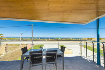 Ocean Surf - Luxury Apartment With Ocean Views with Carnarvon Accommodation