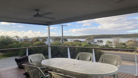 Off The Net - New Listing - Esplanade Property With Views Of The Channel - Tourism Brisbane 1