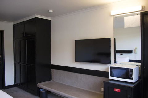 Olde Tudor Hotel - Accommodation Australia 2