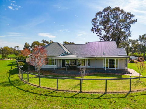 Peaceful Country Getaway - Holiday Melbourne 0
