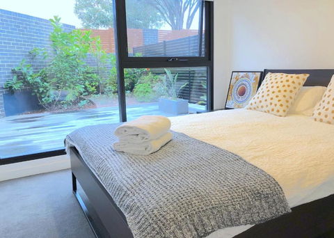 Pride Bentleigh Apartment With Private Garden - Accommodation Australia 1